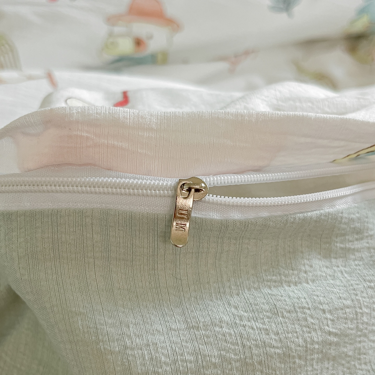 91家纺网 家纺一手货源 找家纺 佳鸿家纺 2025新款卡通云感双层纱四件套碎花学生宿舍三件套床单款 小熊露营记