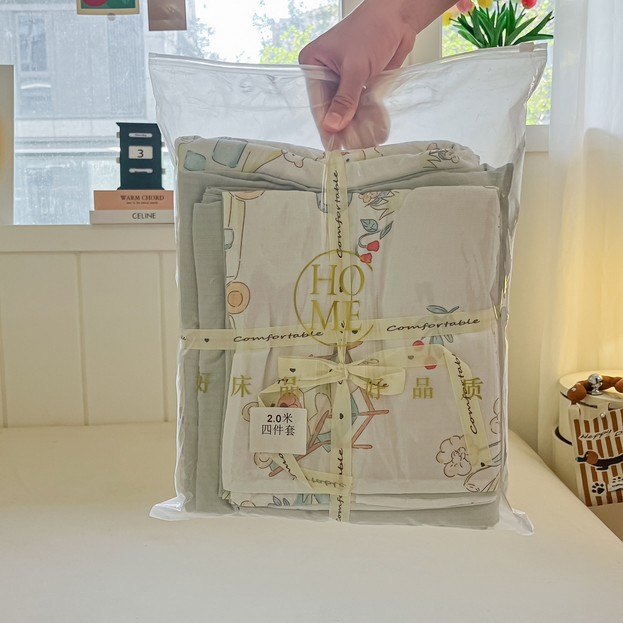 91家纺网 家纺一手货源 找家纺 佳鸿家纺 2025新款卡通云感双层纱四件套碎花学生宿舍三件套床单款 小熊露营记