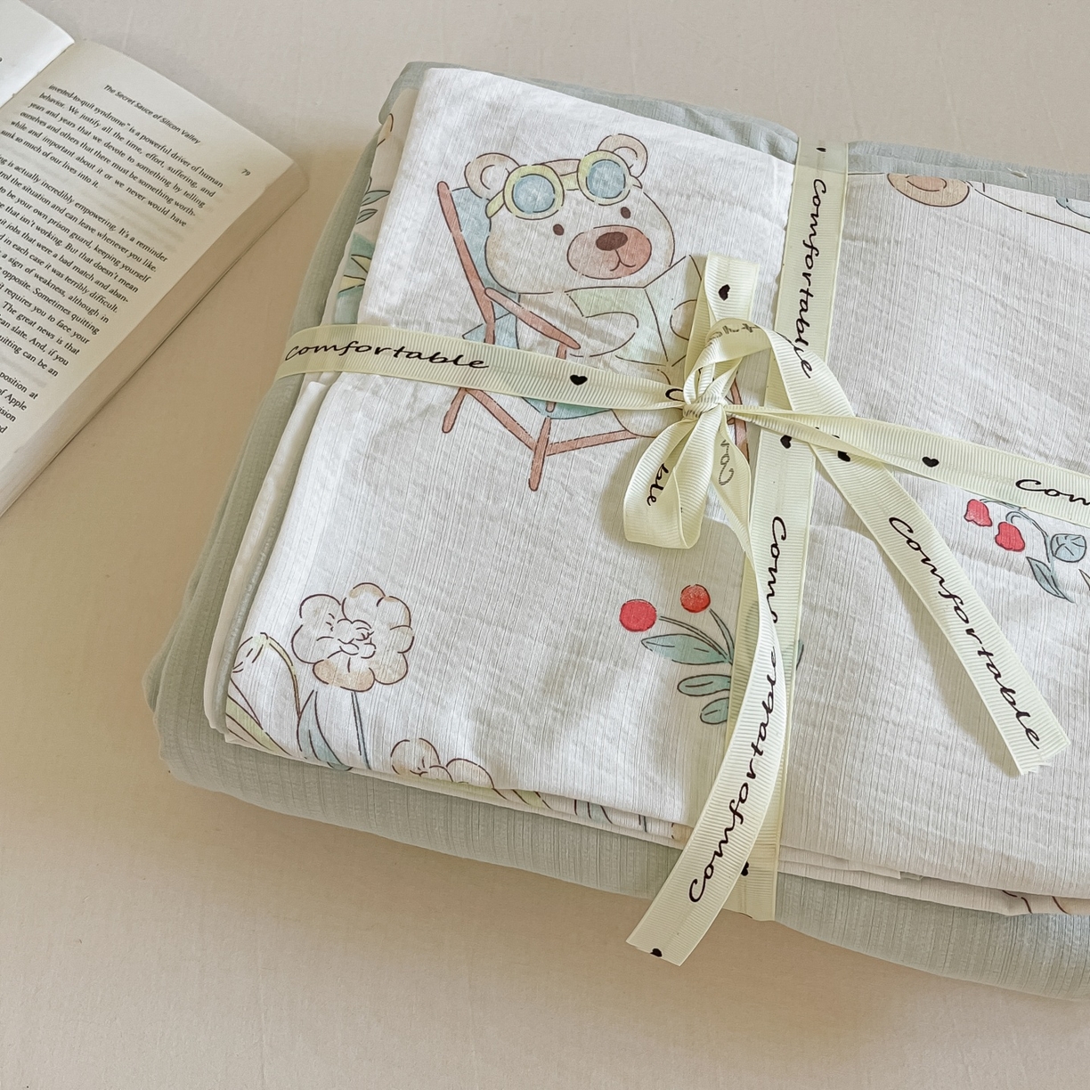 91家纺网 家纺一手货源 找家纺 佳鸿家纺 2025新款卡通云感双层纱四件套碎花学生宿舍三件套床单款 小熊露营记