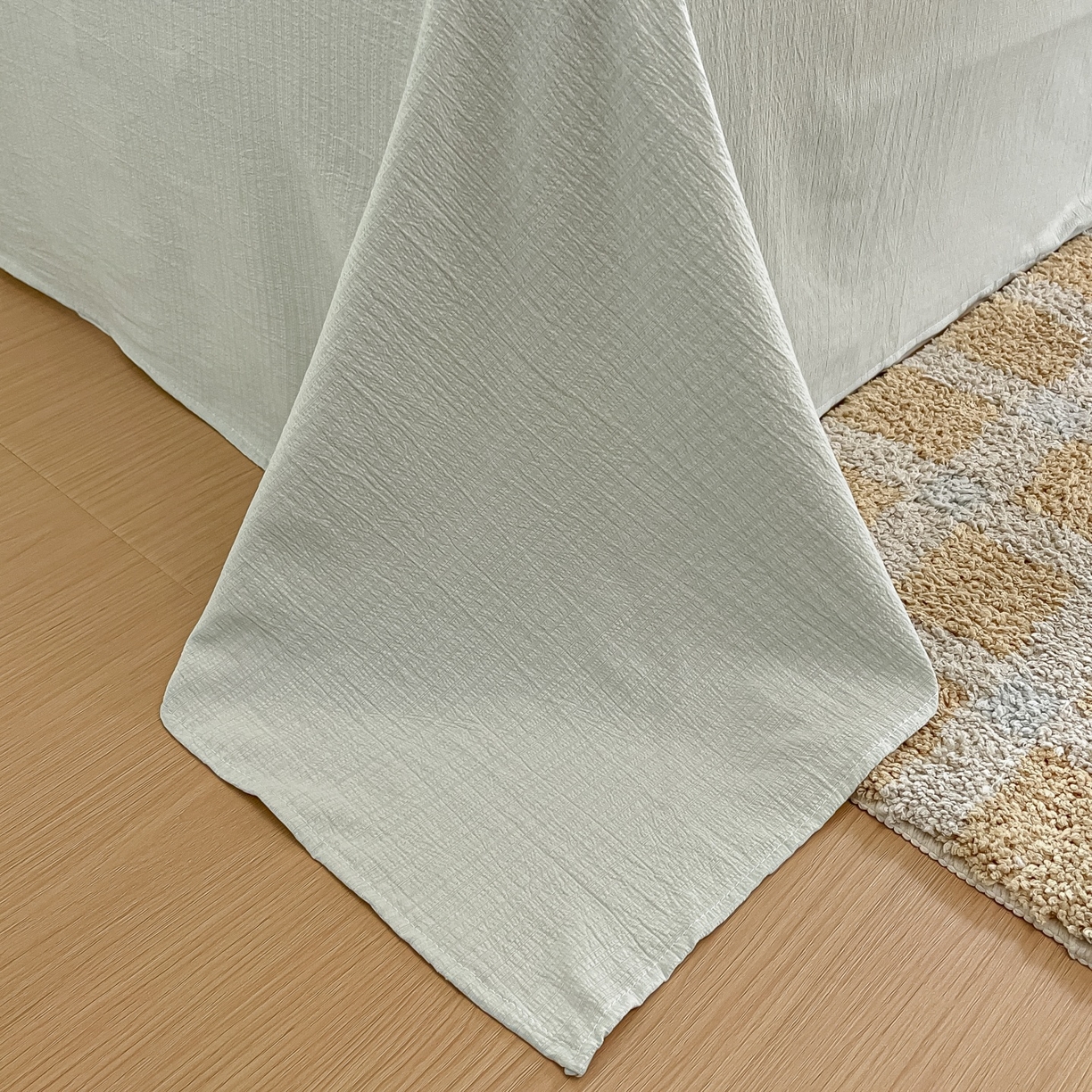 91家纺网 家纺一手货源 找家纺 佳鸿家纺 2025新款卡通云感双层纱四件套碎花学生宿舍三件套床单款 小熊露营记