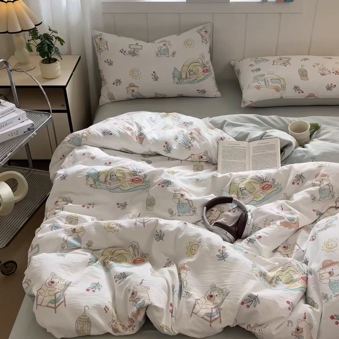 91家纺网 家纺一手货源 找家纺 佳鸿家纺 2025新款卡通云感双层纱四件套碎花学生宿舍三件套床单款 小熊露营记