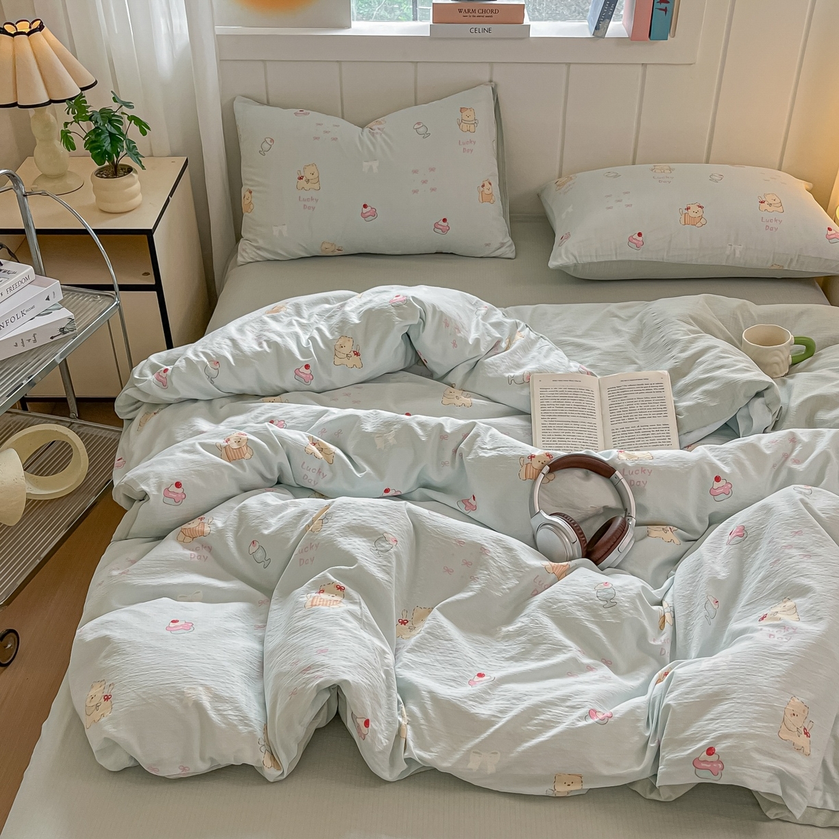 91家纺网 家纺一手货源 找家纺 佳鸿家纺 2025新款卡通云感双层纱四件套碎花学生宿舍三件套床单款 小熊甜点乐园