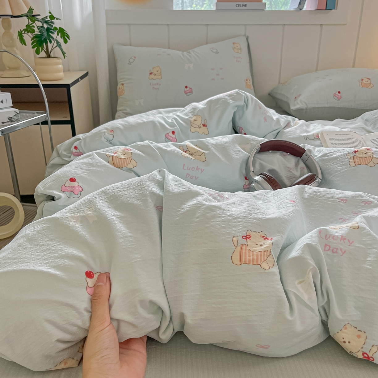 91家纺网 家纺一手货源 找家纺 佳鸿家纺 2025新款卡通云感双层纱四件套碎花学生宿舍三件套床单款 小熊甜点乐园