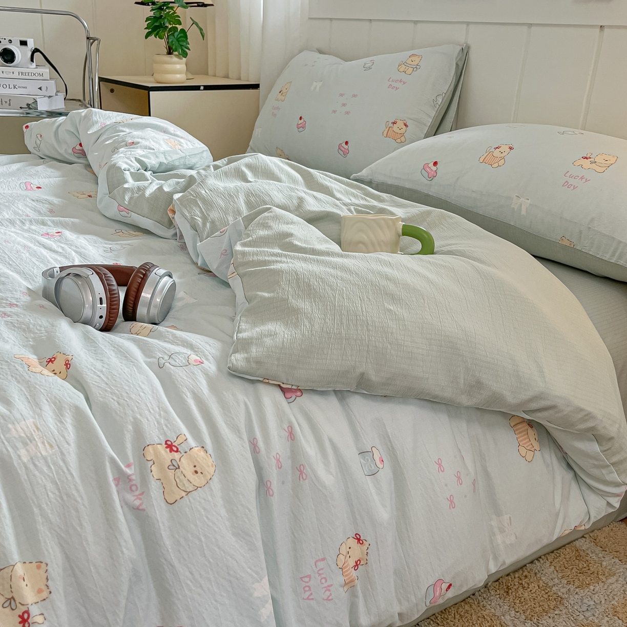 91家纺网 家纺一手货源 找家纺 佳鸿家纺 2025新款卡通云感双层纱四件套碎花学生宿舍三件套床单款 小熊甜点乐园