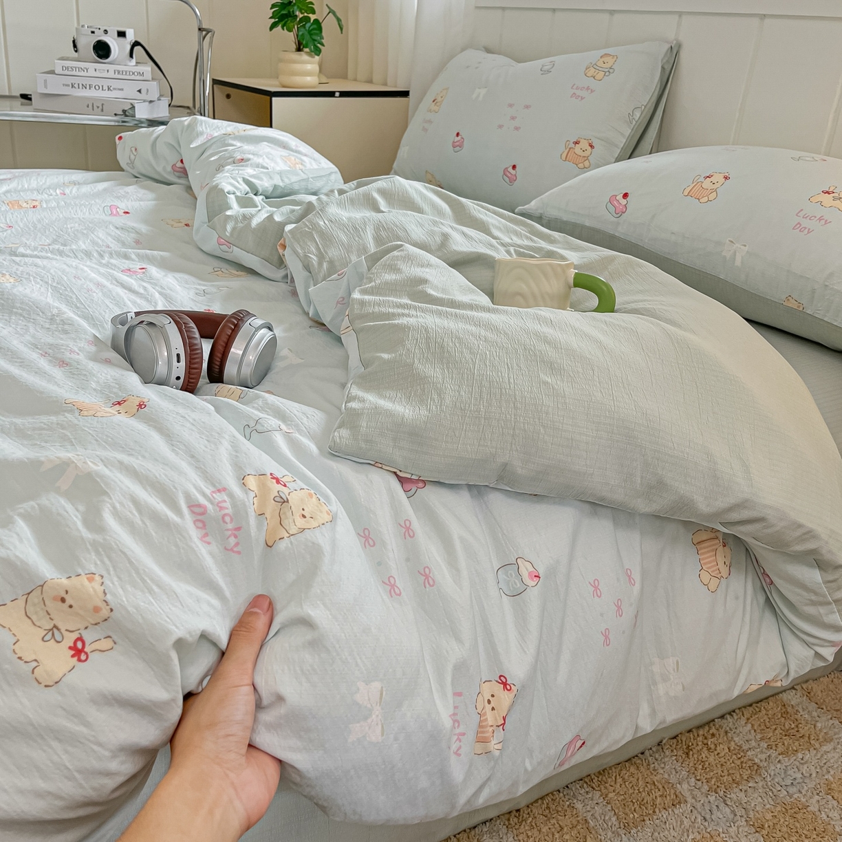 91家纺网 家纺一手货源 找家纺 佳鸿家纺 2025新款卡通云感双层纱四件套碎花学生宿舍三件套床单款 小熊甜点乐园