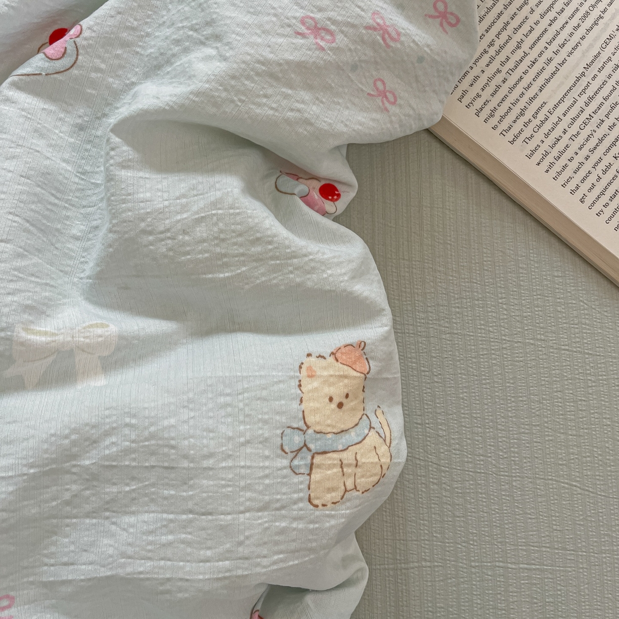 91家纺网 家纺一手货源 找家纺 佳鸿家纺 2025新款卡通云感双层纱四件套碎花学生宿舍三件套床单款 小熊甜点乐园