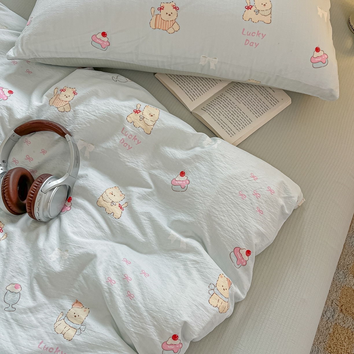 91家纺网 家纺一手货源 找家纺 佳鸿家纺 2025新款卡通云感双层纱四件套碎花学生宿舍三件套床单款 小熊甜点乐园