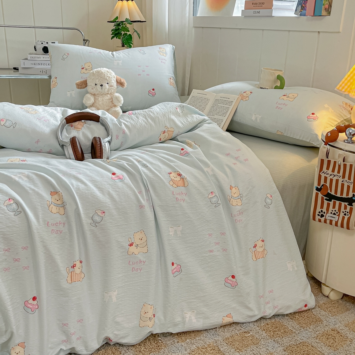 91家纺网 家纺一手货源 找家纺 佳鸿家纺 2025新款卡通云感双层纱四件套碎花学生宿舍三件套床单款 小熊甜点乐园