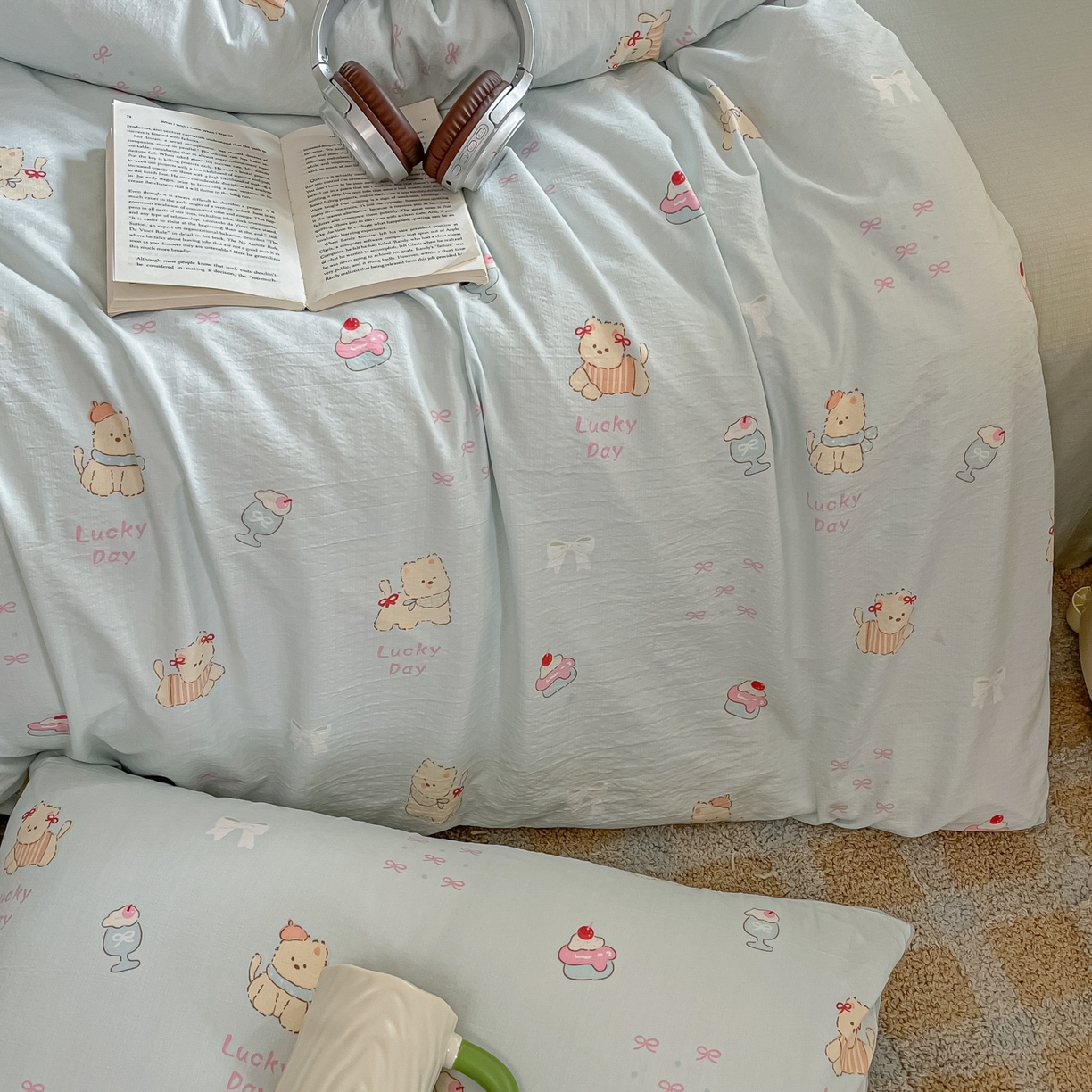 91家纺网 家纺一手货源 找家纺 佳鸿家纺 2025新款卡通云感双层纱四件套碎花学生宿舍三件套床单款 小熊甜点乐园