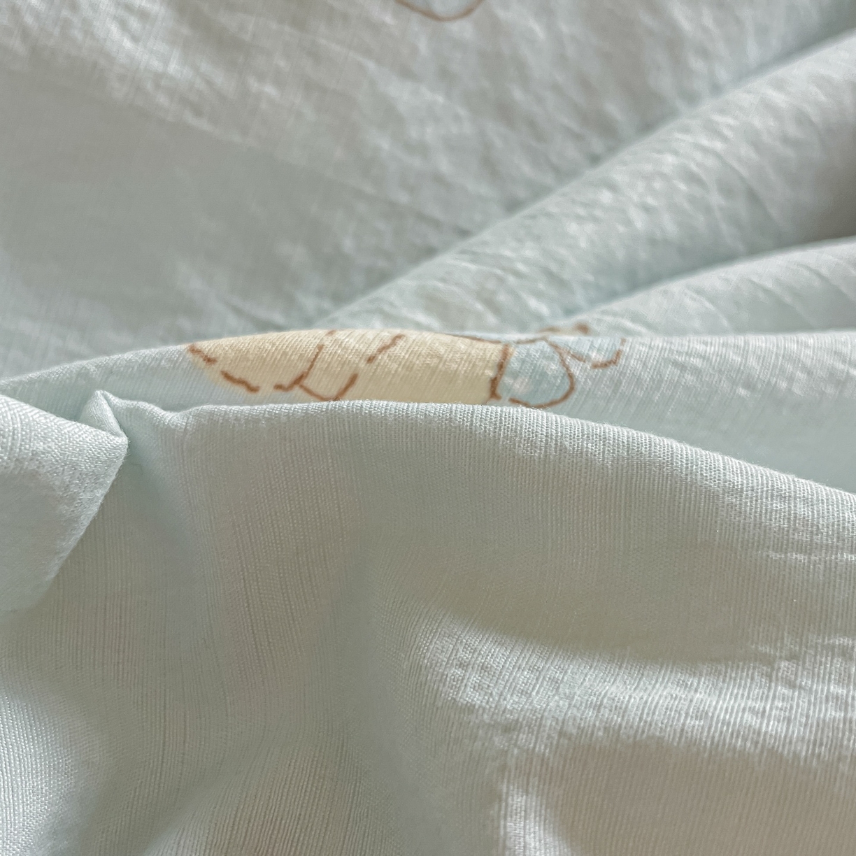 91家纺网 家纺一手货源 找家纺 佳鸿家纺 2025新款卡通云感双层纱四件套碎花学生宿舍三件套床单款 小熊甜点乐园