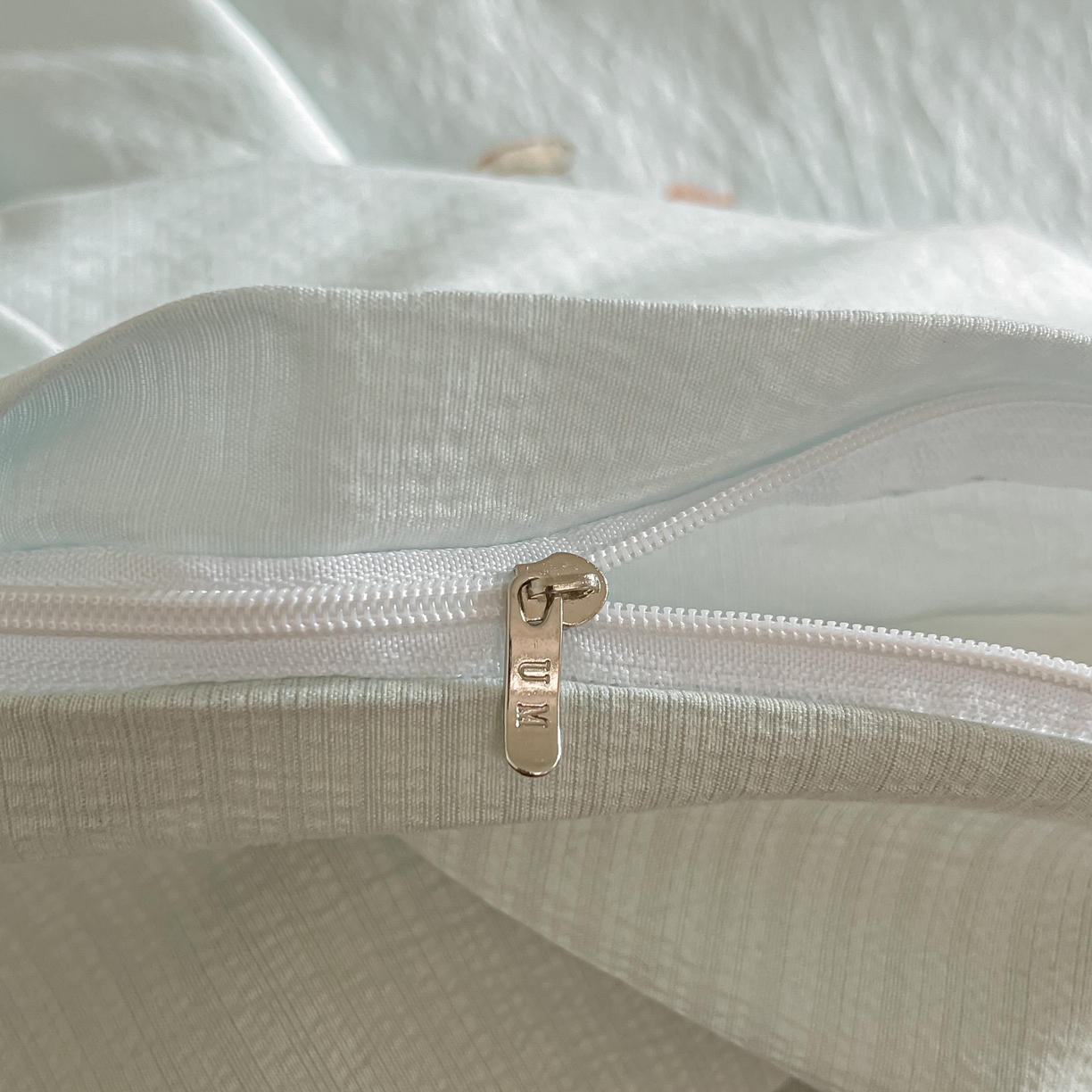 91家纺网 家纺一手货源 找家纺 佳鸿家纺 2025新款卡通云感双层纱四件套碎花学生宿舍三件套床单款 小熊甜点乐园