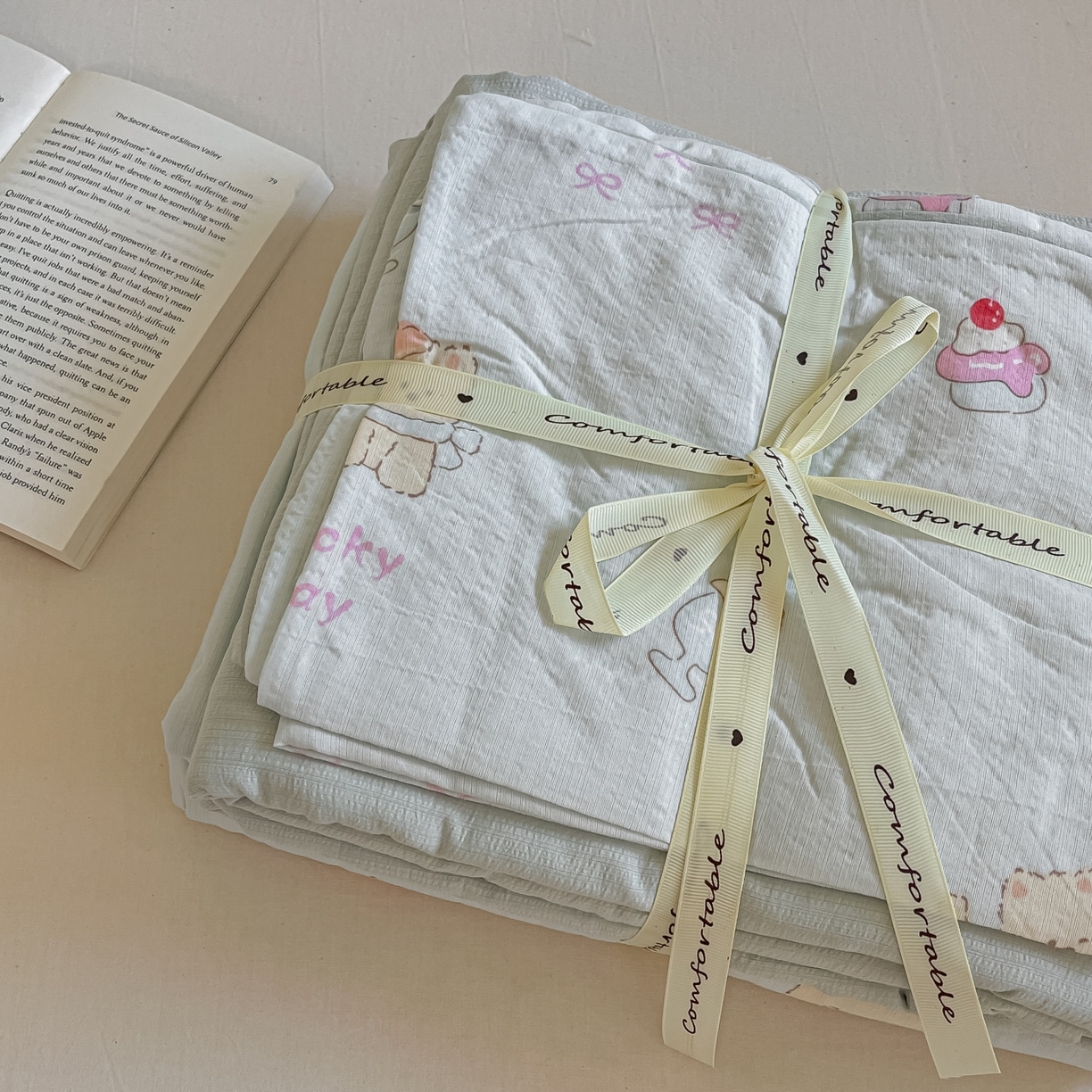 91家纺网 家纺一手货源 找家纺 佳鸿家纺 2025新款卡通云感双层纱四件套碎花学生宿舍三件套床单款 小熊甜点乐园