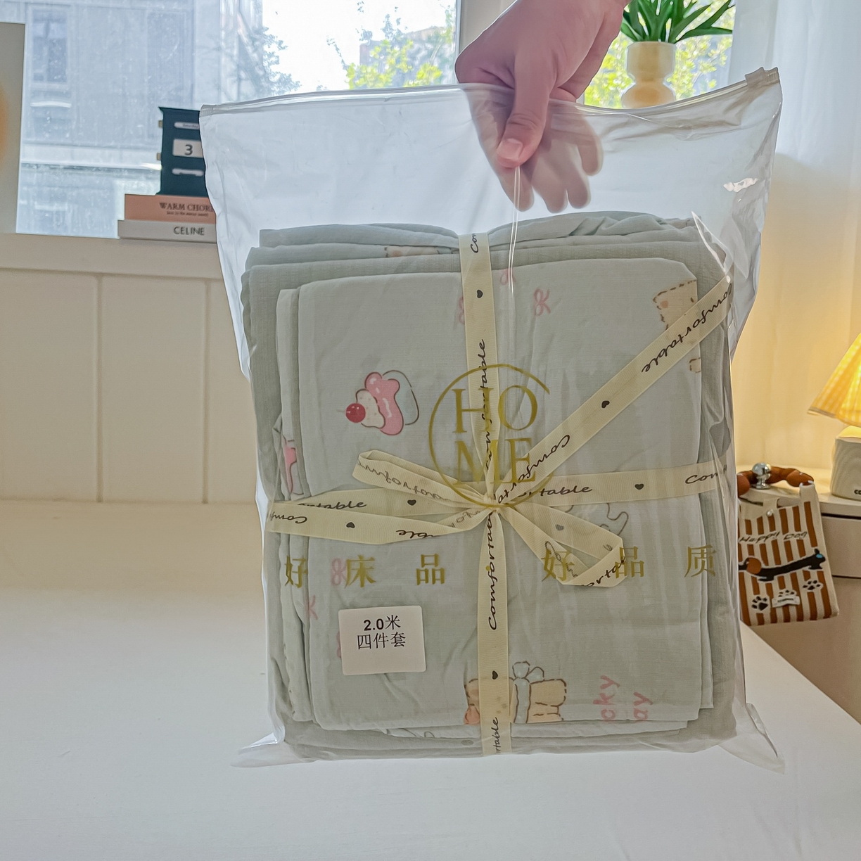 91家纺网 家纺一手货源 找家纺 佳鸿家纺 2025新款卡通云感双层纱四件套碎花学生宿舍三件套床单款 小熊甜点乐园