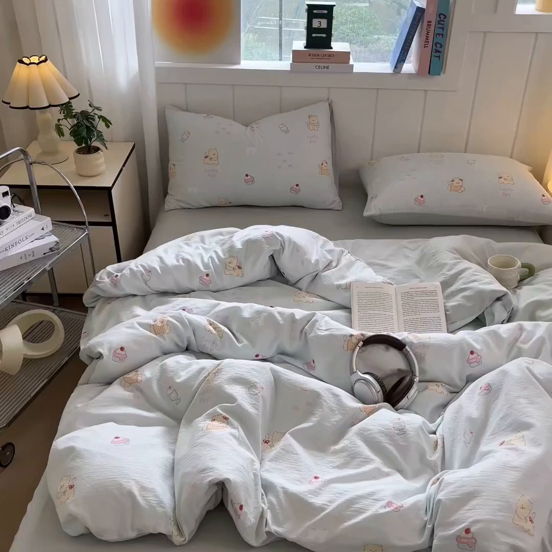 91家纺网 家纺一手货源 找家纺 佳鸿家纺 2025新款卡通云感双层纱四件套碎花学生宿舍三件套床单款 小熊甜点乐园