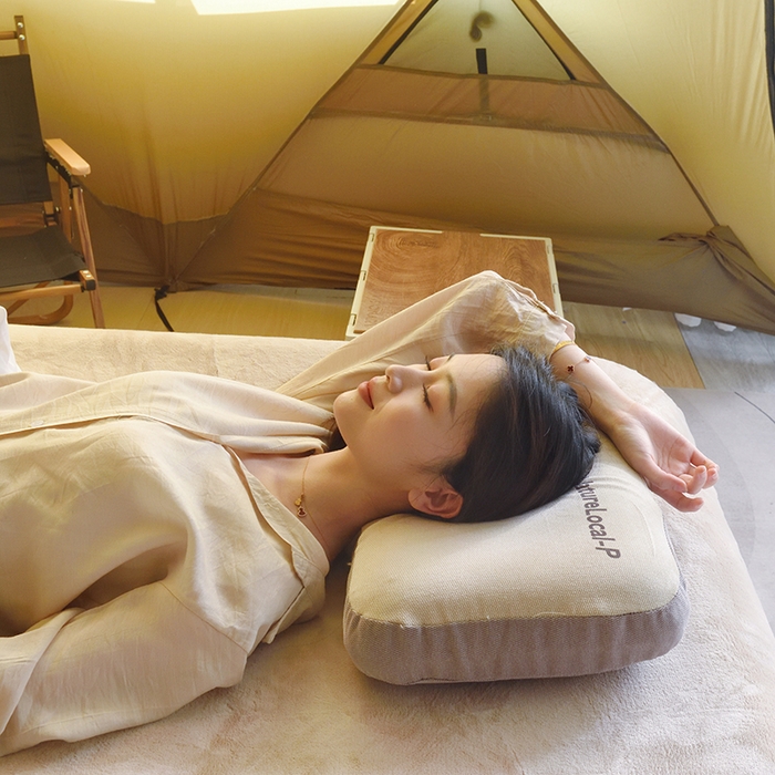 91家纺网 家纺一手货源 找家纺 佳鸿家纺 2025新款户外露营午睡枕头便捷式快回弹静音护颈枕头 夏日沙