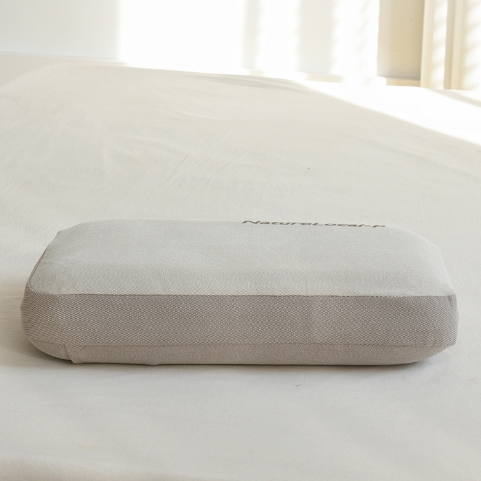 91家纺网 家纺一手货源 找家纺 佳鸿家纺 2025新款户外露营午睡枕头便捷式快回弹静音护颈枕头 弗列灰