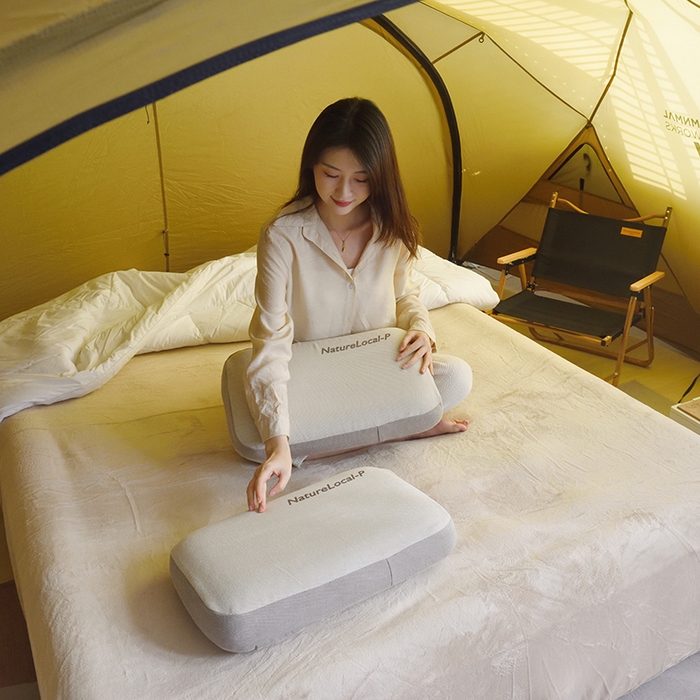 91家纺网 家纺一手货源 找家纺 佳鸿家纺 2025新款户外露营午睡枕头便捷式快回弹静音护颈枕头 弗列灰