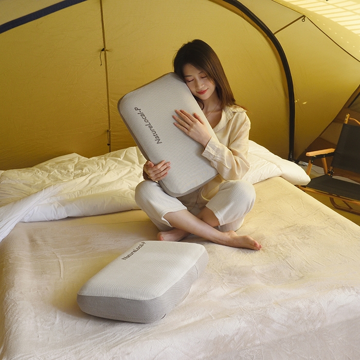 91家纺网 家纺一手货源 找家纺 佳鸿家纺 2025新款户外露营午睡枕头便捷式快回弹静音护颈枕头 弗列灰