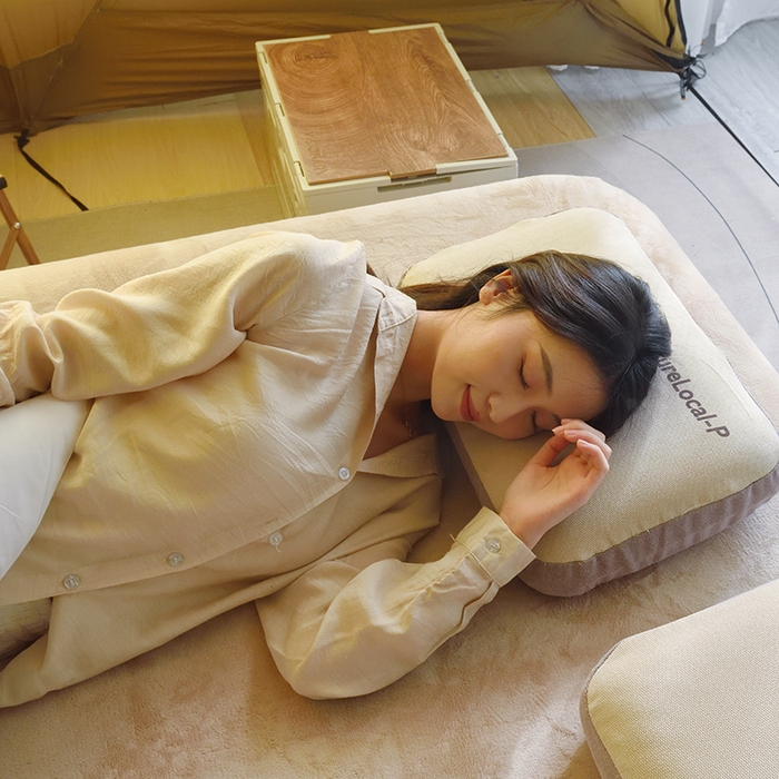 91家纺网 家纺一手货源 找家纺 佳鸿家纺 2025新款户外露营午睡枕头便捷式快回弹静音护颈枕头 夏日沙