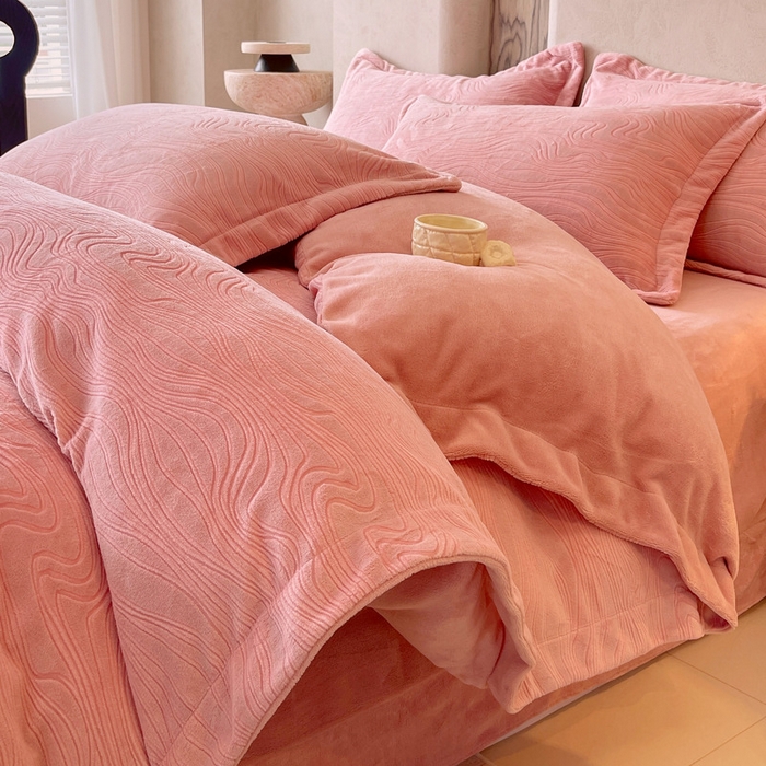 91家纺网 家纺一手货源 找家纺 （总）春皖家纺 2025新款全消光雕花绒牛奶绒四件套