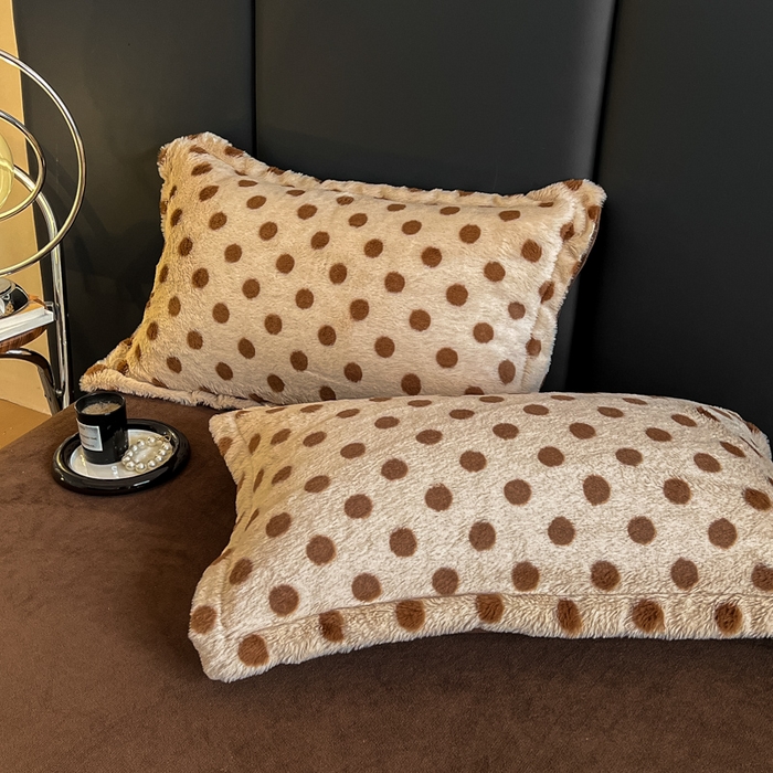 91家纺网 家纺一手货源 找家纺 弗苓家纺 2025新款亲肤舒适兔毛绒四件套 波点-咖