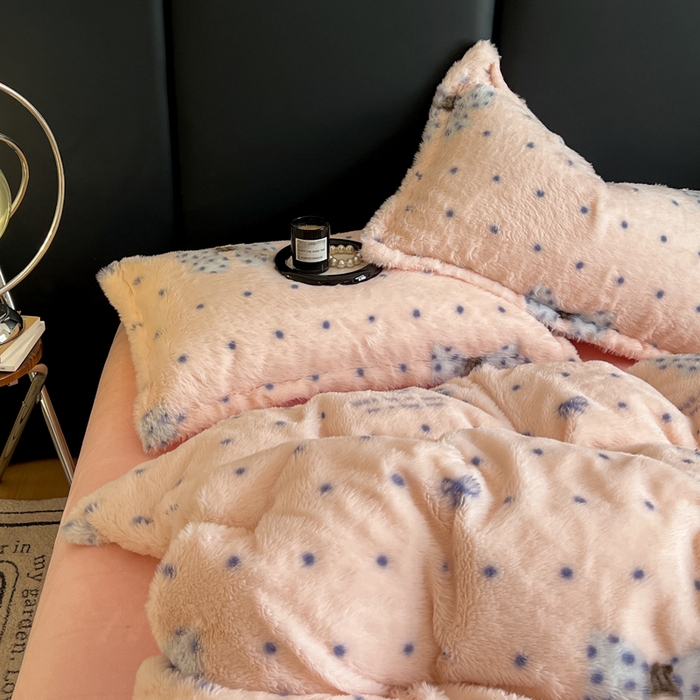 91家纺网 家纺一手货源 找家纺 弗苓家纺 2025新款亲肤舒适兔毛绒四件套 蝴蝶结点点-粉