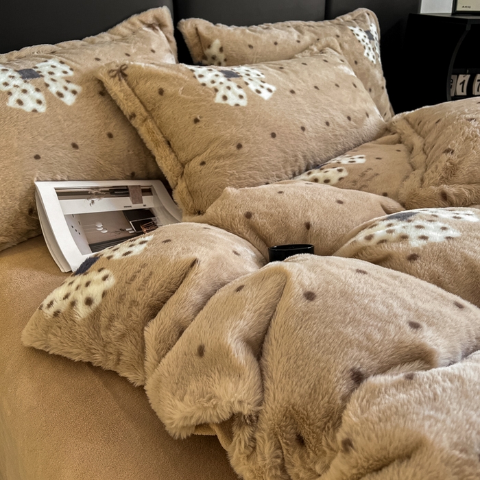 91家纺网 家纺一手货源 找家纺 弗苓家纺 2025新款亲肤舒适兔毛绒四件套 蝴蝶结点点-咖