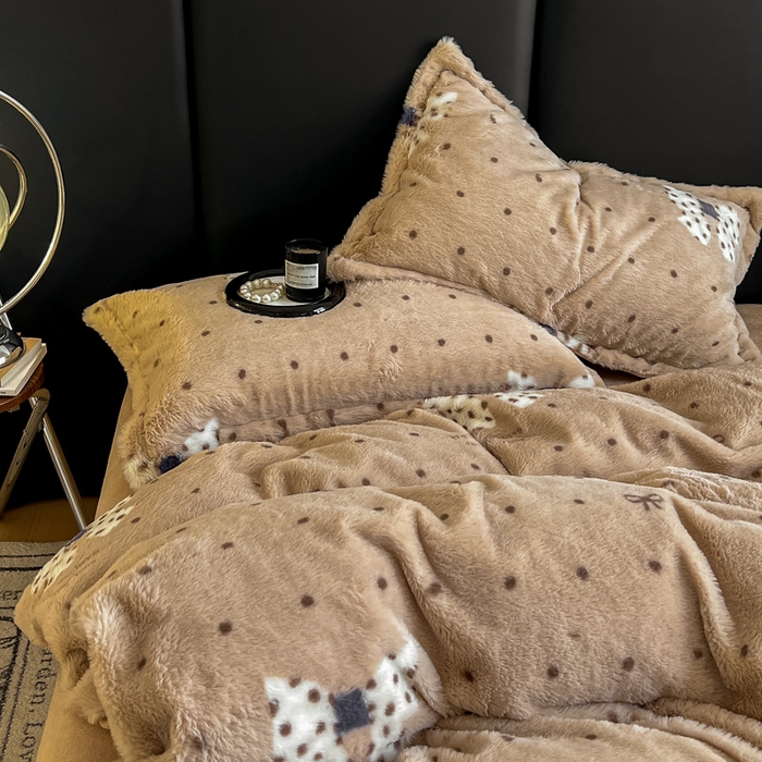 91家纺网 家纺一手货源 找家纺 弗苓家纺 2025新款亲肤舒适兔毛绒四件套 蝴蝶结点点-咖