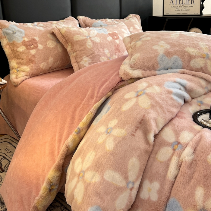 91家纺网 家纺一手货源 找家纺 弗苓家纺 2025新款亲肤舒适兔毛绒四件套 花园熊