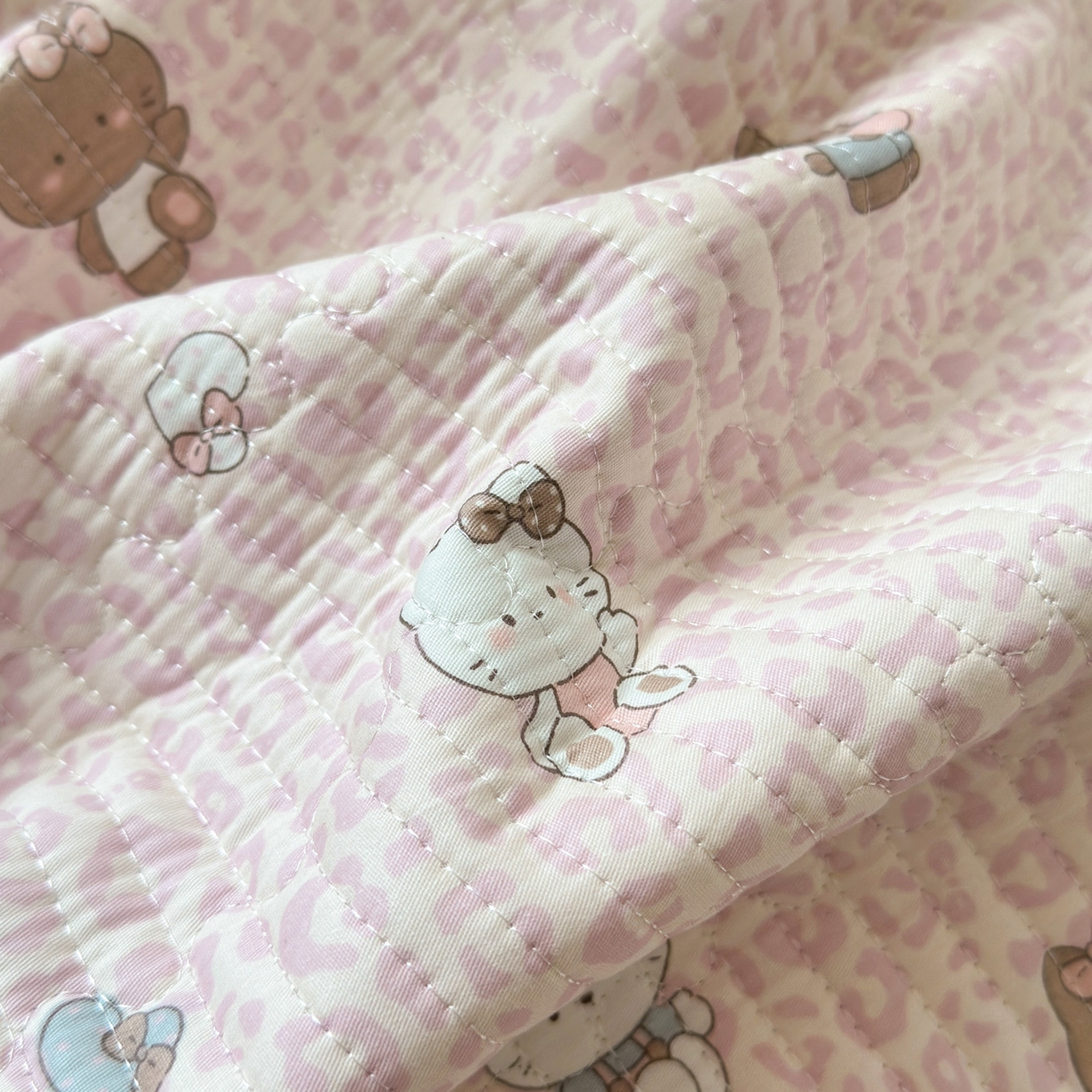 91家纺网 家纺一手货源 找家纺 Sweet dreams甜梦 2025新款牛奶绒全棉床盖三件套 豹纹猫粉紫