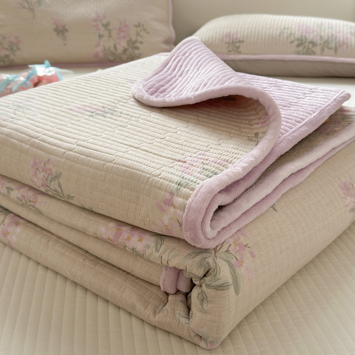 91家纺网 家纺一手货源 找家纺 Sweet dreams甜梦 2025新款牛奶绒全棉床盖三件套 紫语