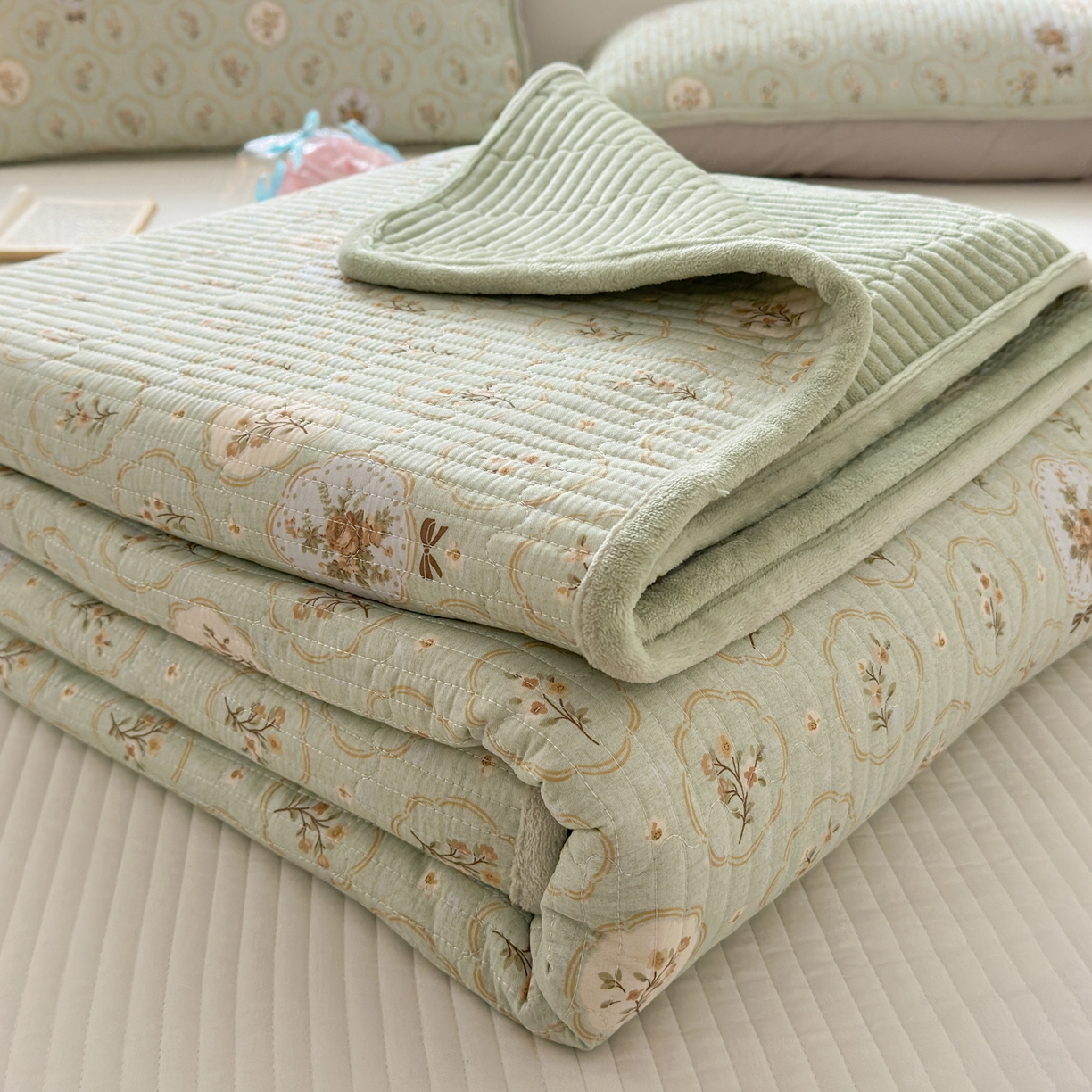 91家纺网 家纺一手货源 找家纺 Sweet dreams甜梦 2025新款牛奶绒全棉床盖三件套 秘境花园