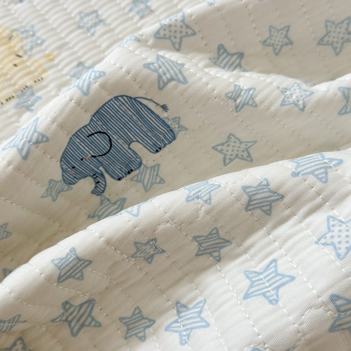 91家纺网 家纺一手货源 找家纺 Sweet dreams甜梦 2025新款牛奶绒全棉床盖三件套 恐龙乐园