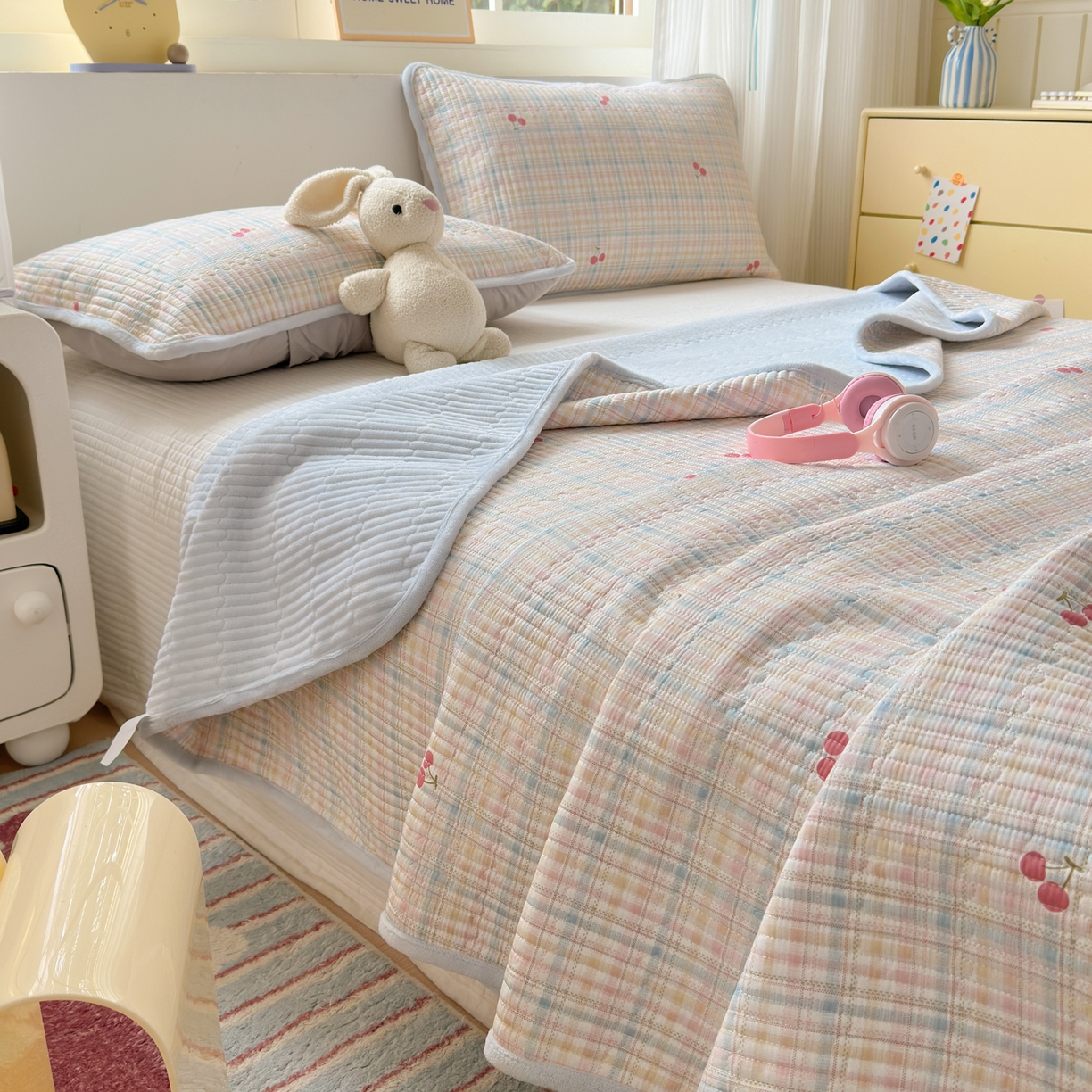 91家纺网 家纺一手货源 找家纺 Sweet dreams甜梦 2025新款牛奶绒全棉床盖三件套 格子樱桃