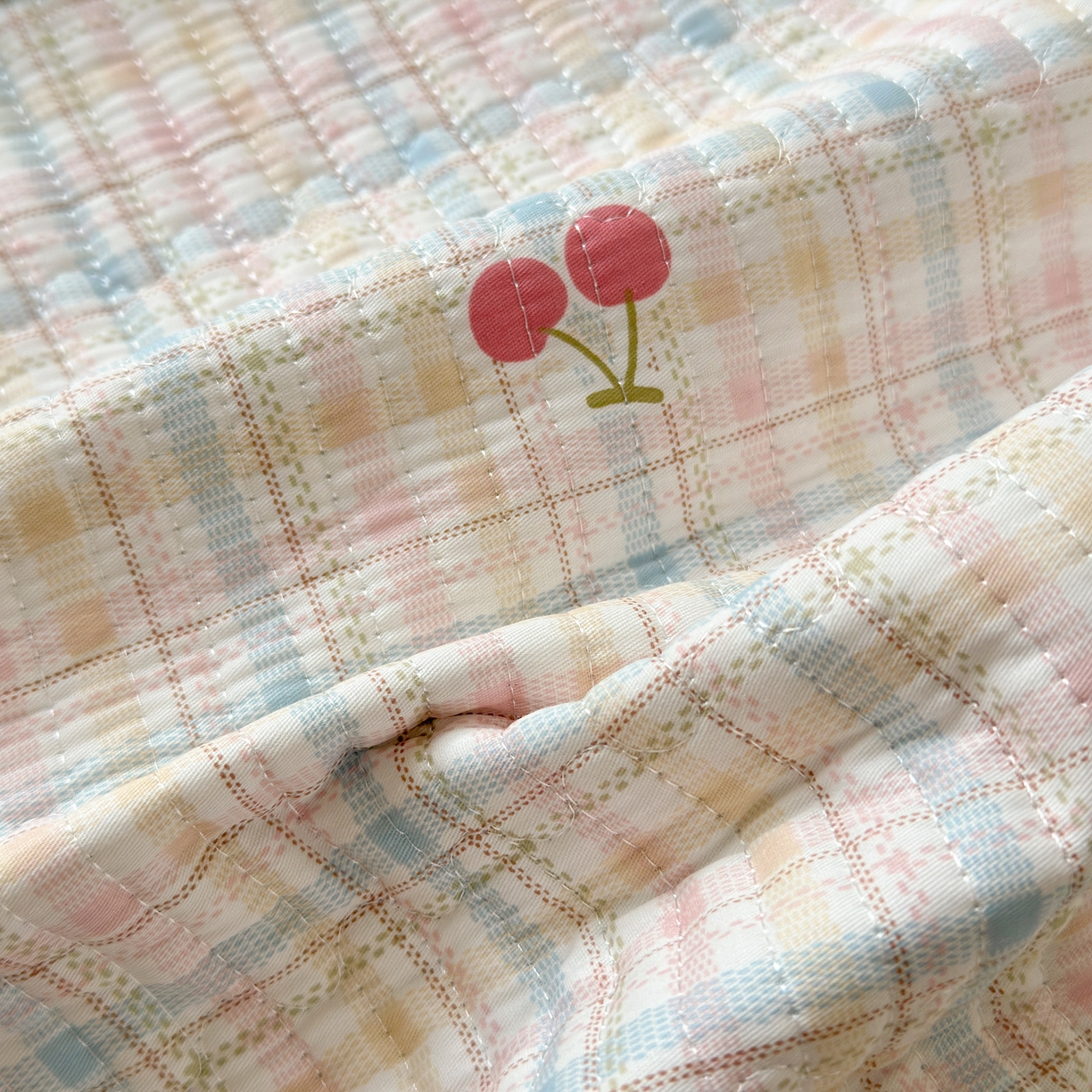 91家纺网 家纺一手货源 找家纺 Sweet dreams甜梦 2025新款牛奶绒全棉床盖三件套 格子樱桃