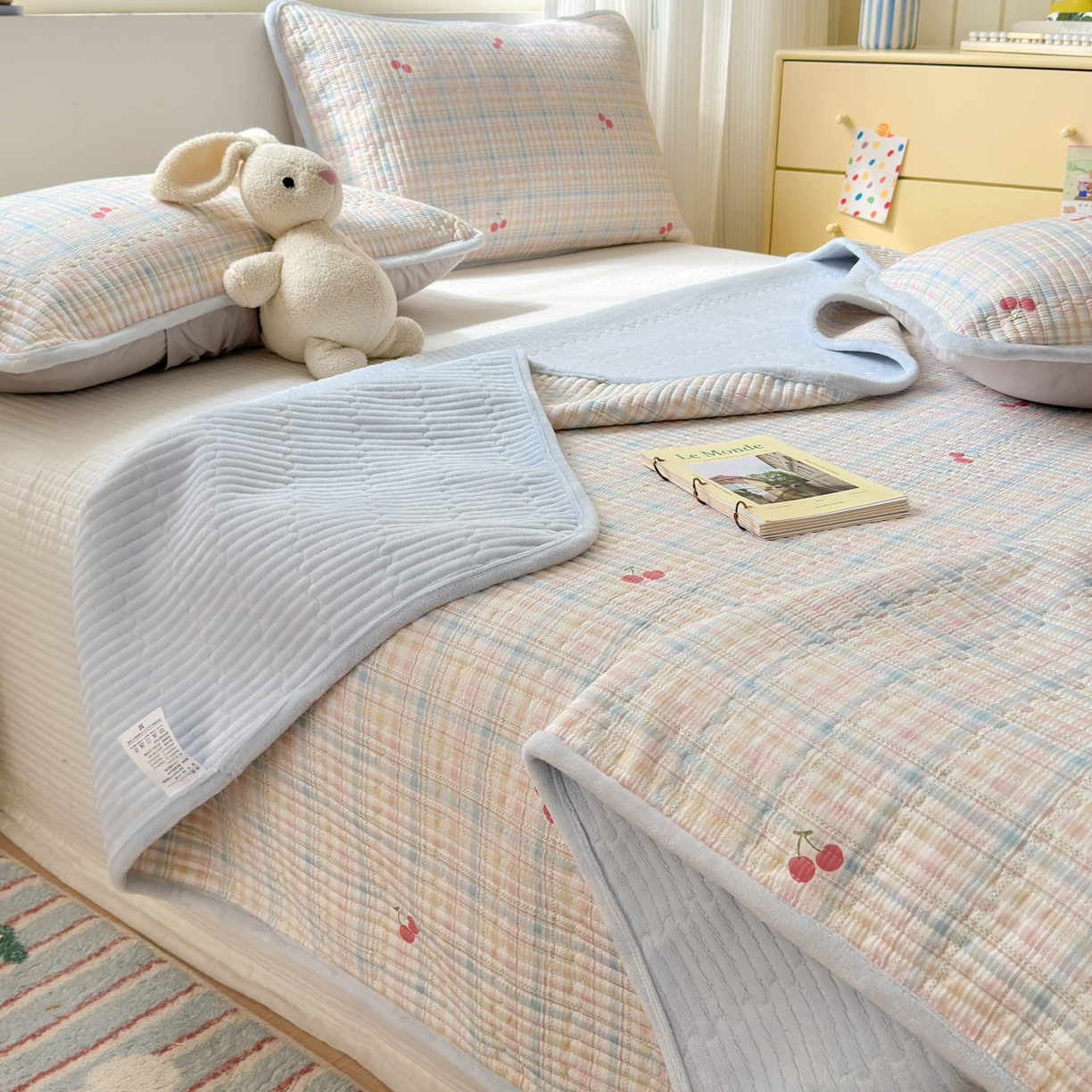 91家纺网 家纺一手货源 找家纺 Sweet dreams甜梦 2025新款牛奶绒全棉床盖三件套 格子樱桃