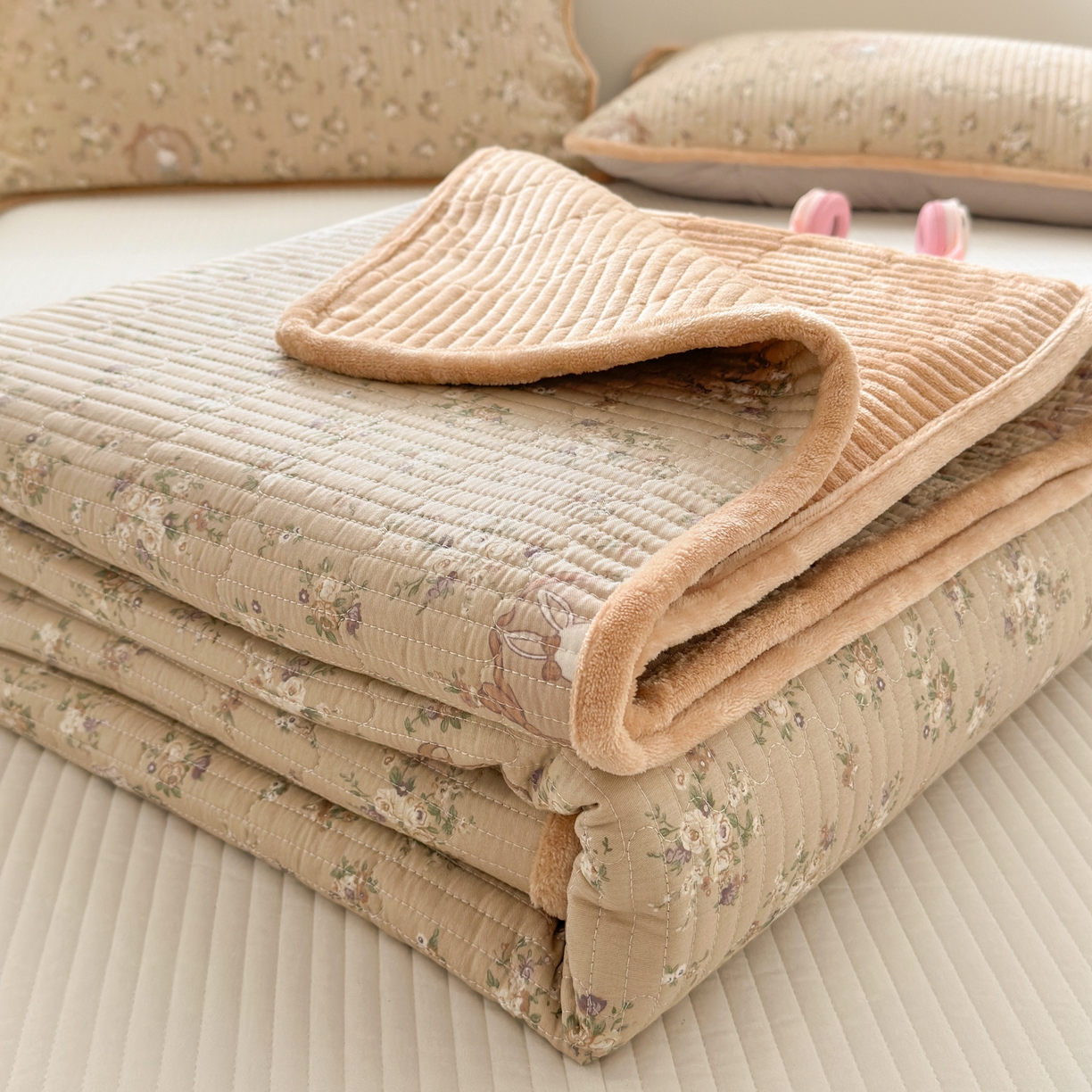 91家纺网 家纺一手货源 找家纺 Sweet dreams甜梦 2025新款牛奶绒全棉床盖三件套 奶茶兔