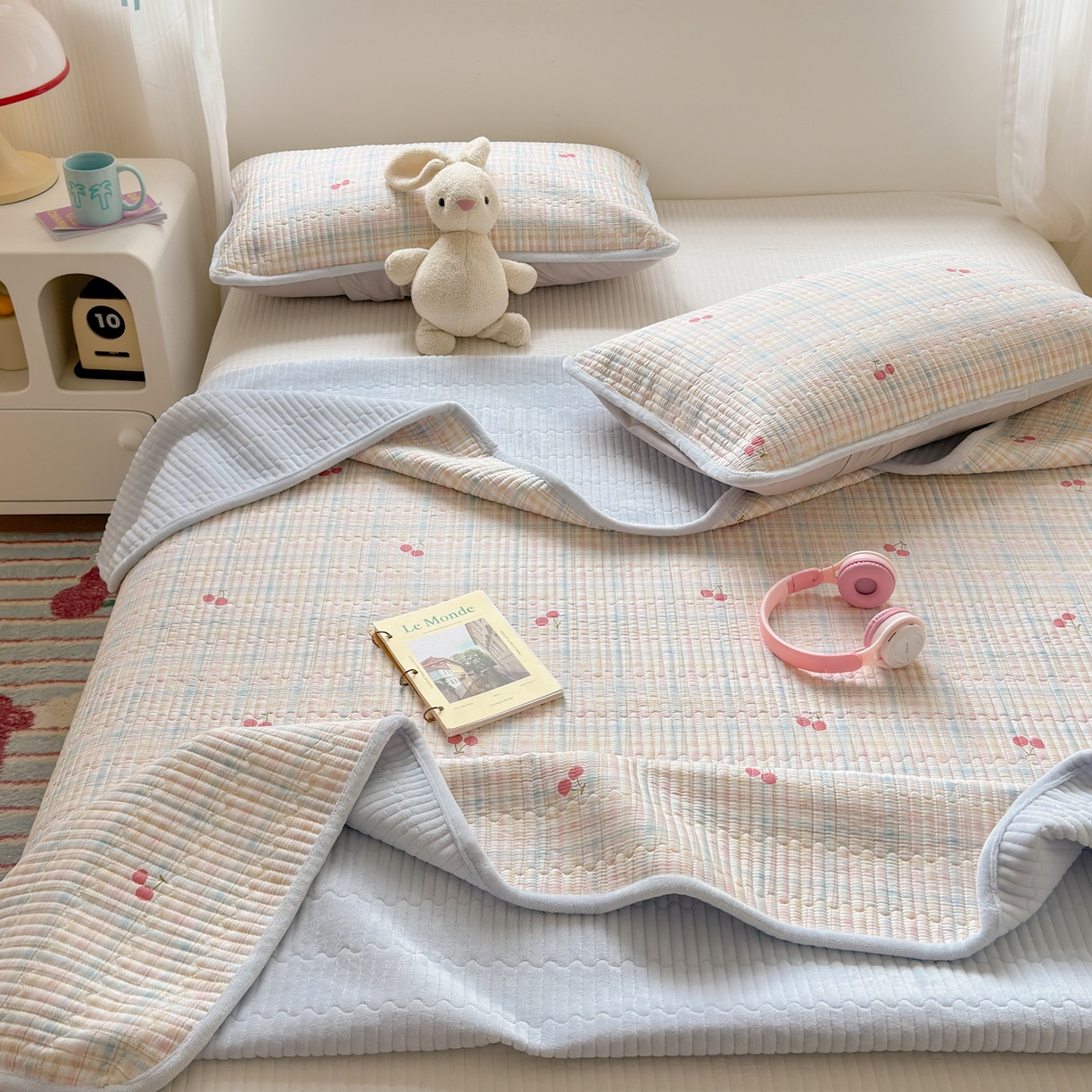 91家纺网 家纺一手货源 找家纺 Sweet dreams甜梦 2025新款牛奶绒全棉床盖三件套 格子樱桃