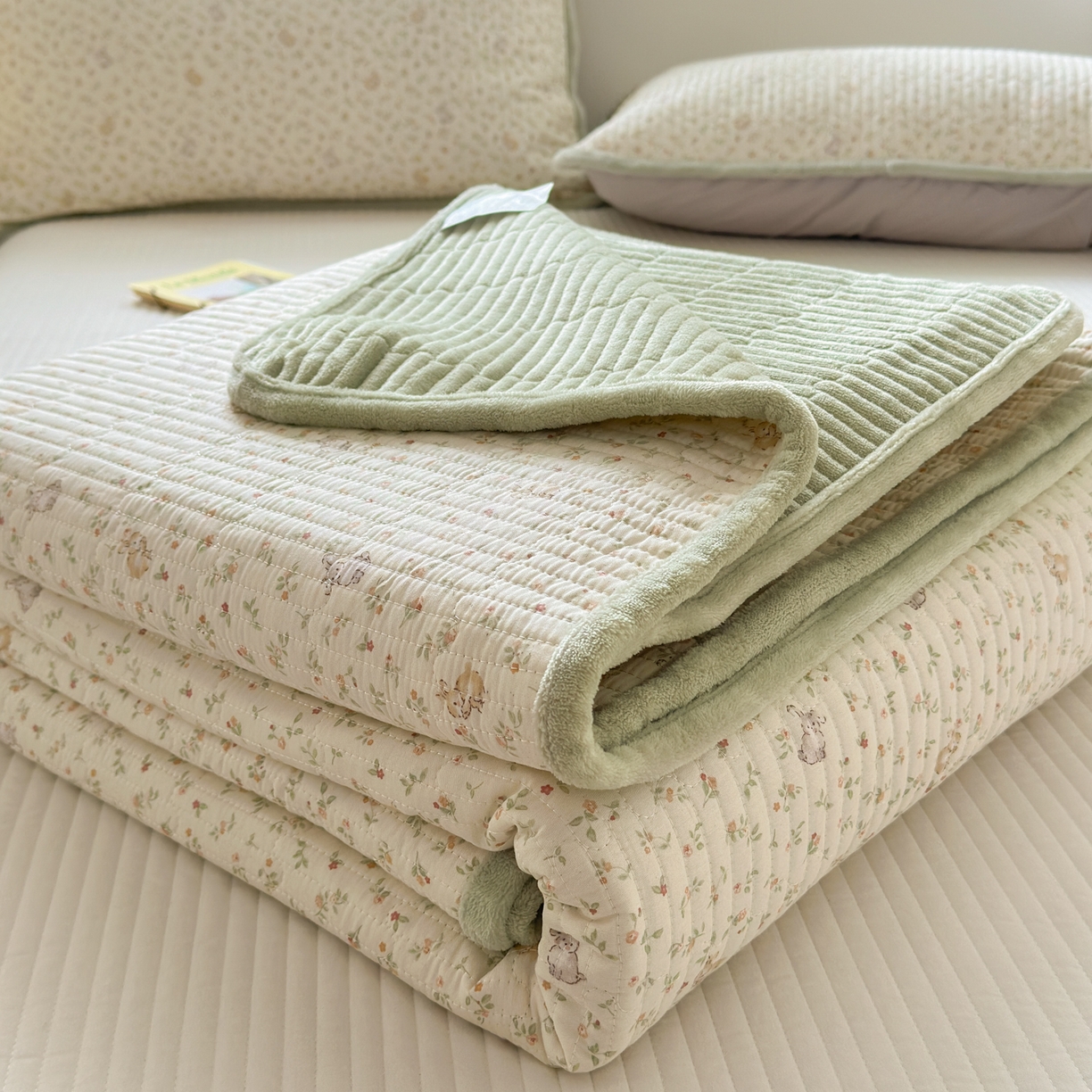 91家纺网 家纺一手货源 找家纺 Sweet dreams甜梦 2025新款牛奶绒全棉床盖三件套 花园小兔