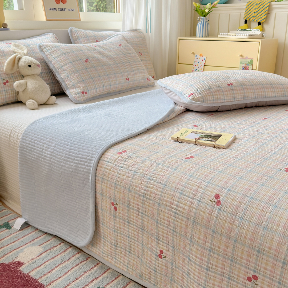 91家纺网 家纺一手货源 找家纺 Sweet dreams甜梦 2025新款牛奶绒全棉床盖三件套 格子樱桃