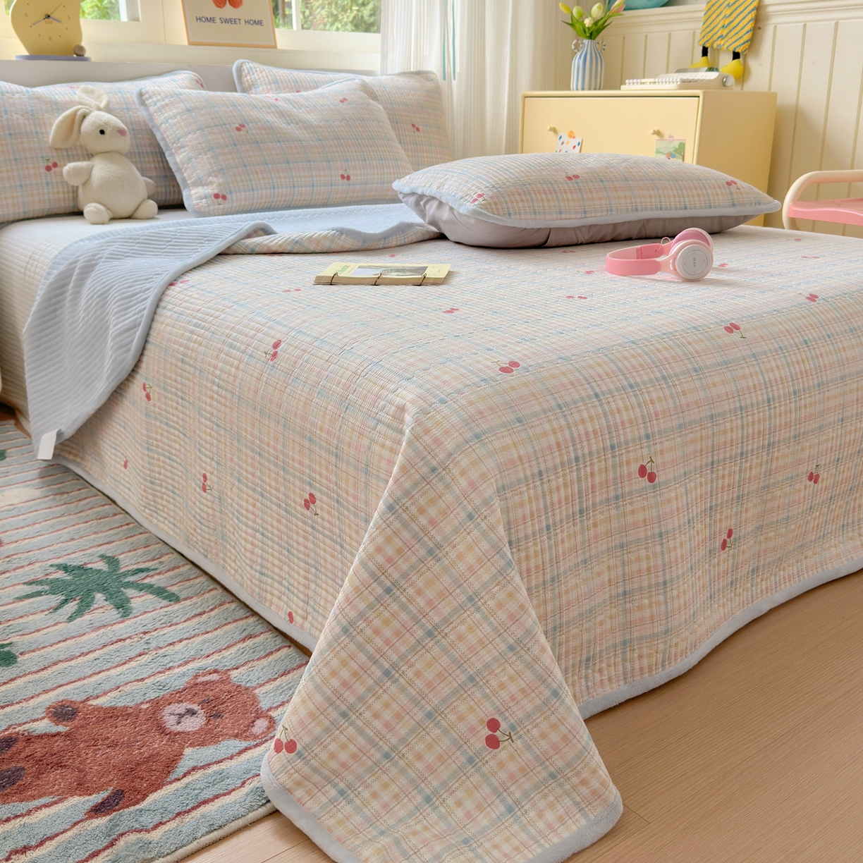 91家纺网 家纺一手货源 找家纺 Sweet dreams甜梦 2025新款牛奶绒全棉床盖三件套 格子樱桃