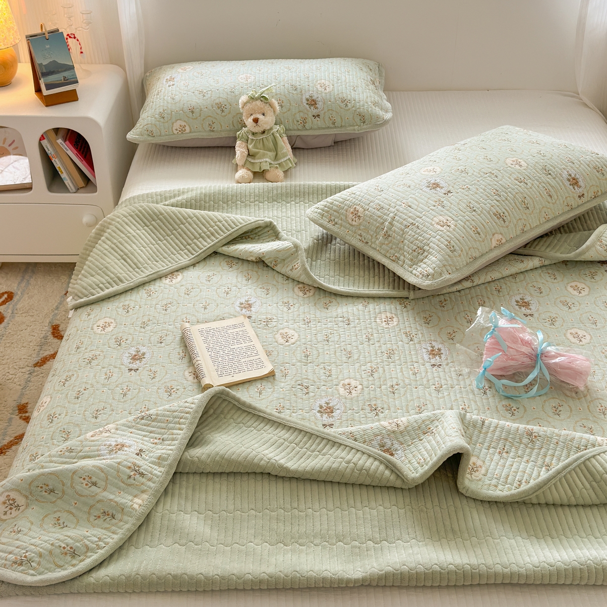 91家纺网 家纺一手货源 找家纺 Sweet dreams甜梦 2025新款牛奶绒全棉床盖三件套 秘境花园