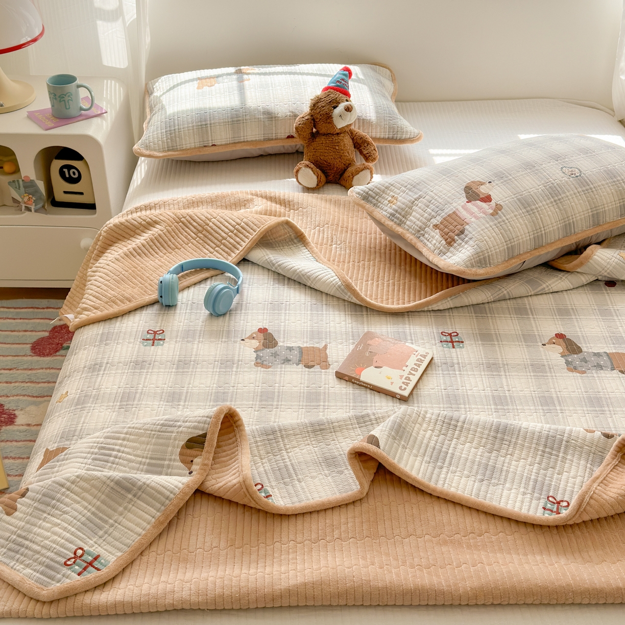 91家纺网 家纺一手货源 找家纺 Sweet dreams甜梦 2025新款牛奶绒全棉床盖三件套 毛衣小狗