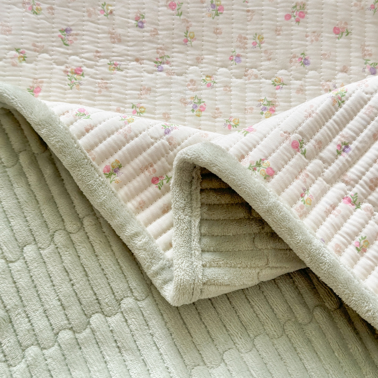 91家纺网 家纺一手货源 找家纺 Sweet dreams甜梦 2025新款牛奶绒全棉床盖三件套 清新小花