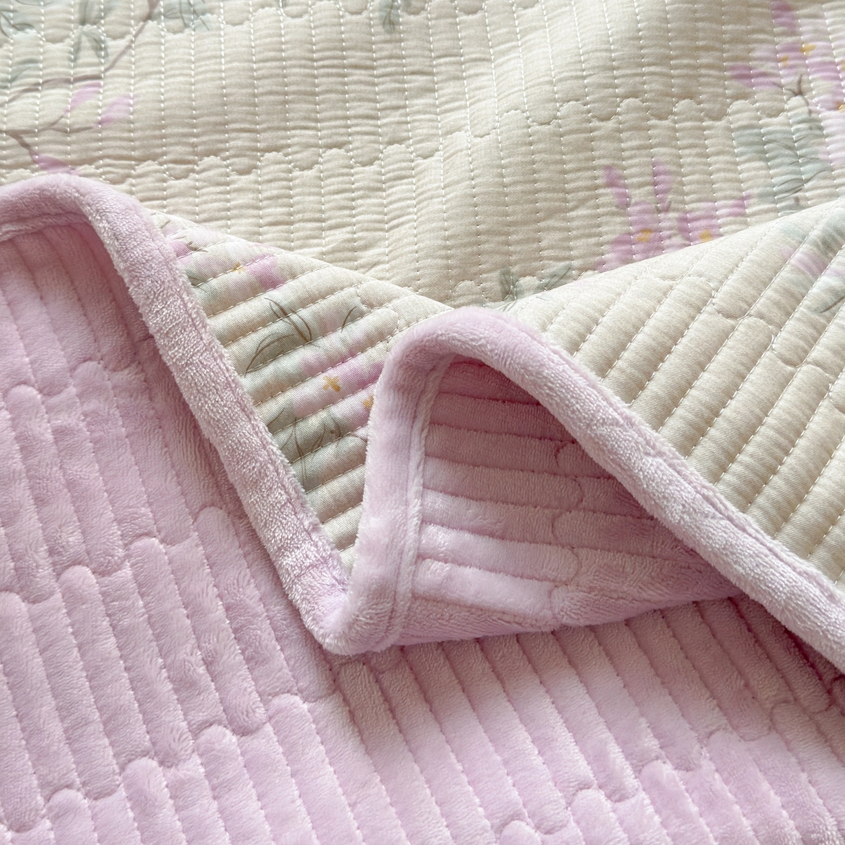 91家纺网 家纺一手货源 找家纺 Sweet dreams甜梦 2025新款牛奶绒全棉床盖三件套 紫语