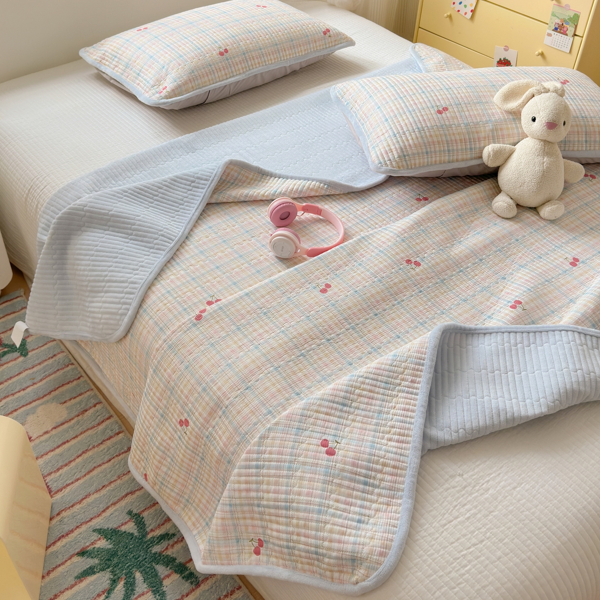 91家纺网 家纺一手货源 找家纺 Sweet dreams甜梦 2025新款牛奶绒全棉床盖三件套 格子樱桃