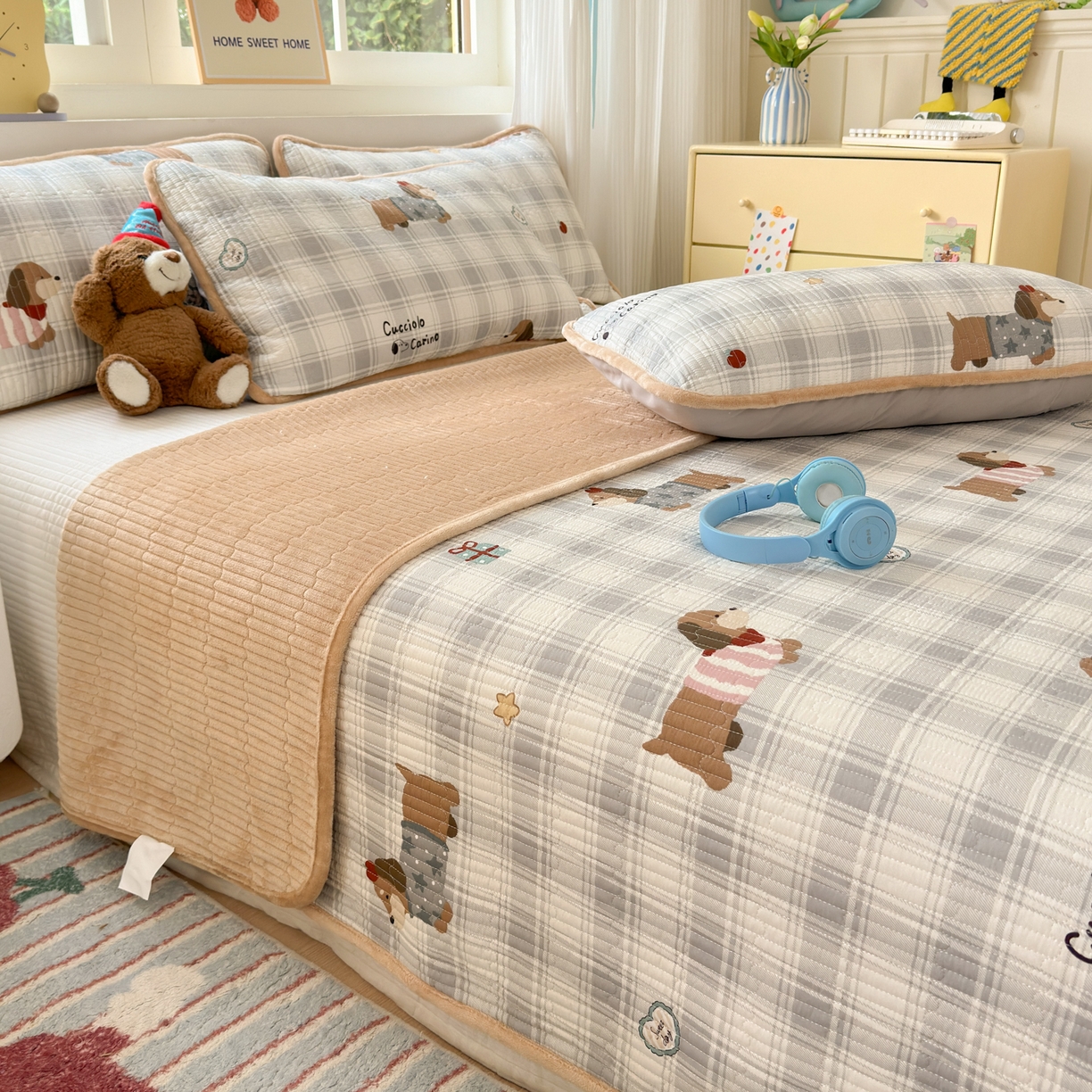 91家纺网 家纺一手货源 找家纺 Sweet dreams甜梦 2025新款牛奶绒全棉床盖三件套 毛衣小狗