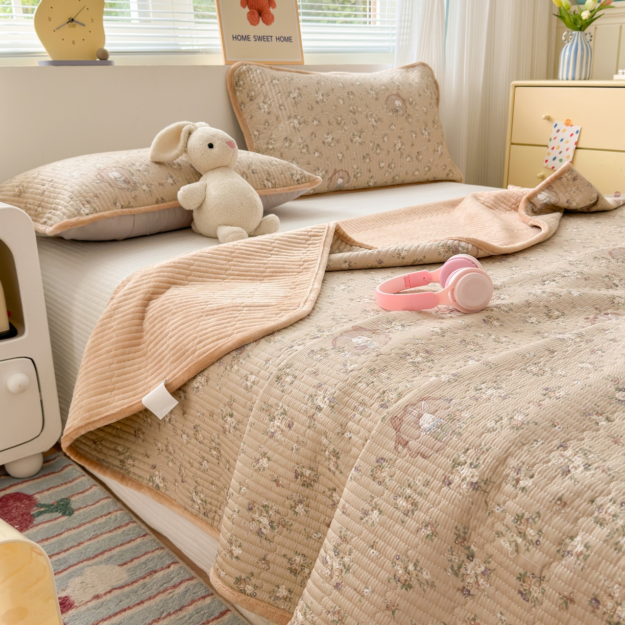 91家纺网 家纺一手货源 找家纺 Sweet dreams甜梦 2025新款牛奶绒全棉床盖三件套 奶茶兔