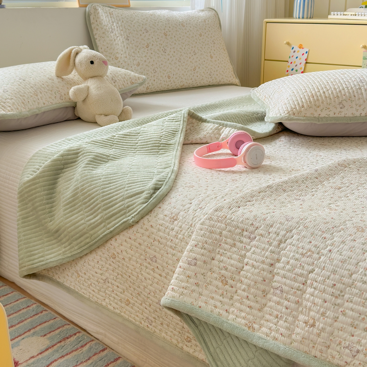 91家纺网 家纺一手货源 找家纺 Sweet dreams甜梦 2025新款牛奶绒全棉床盖三件套 花园小兔