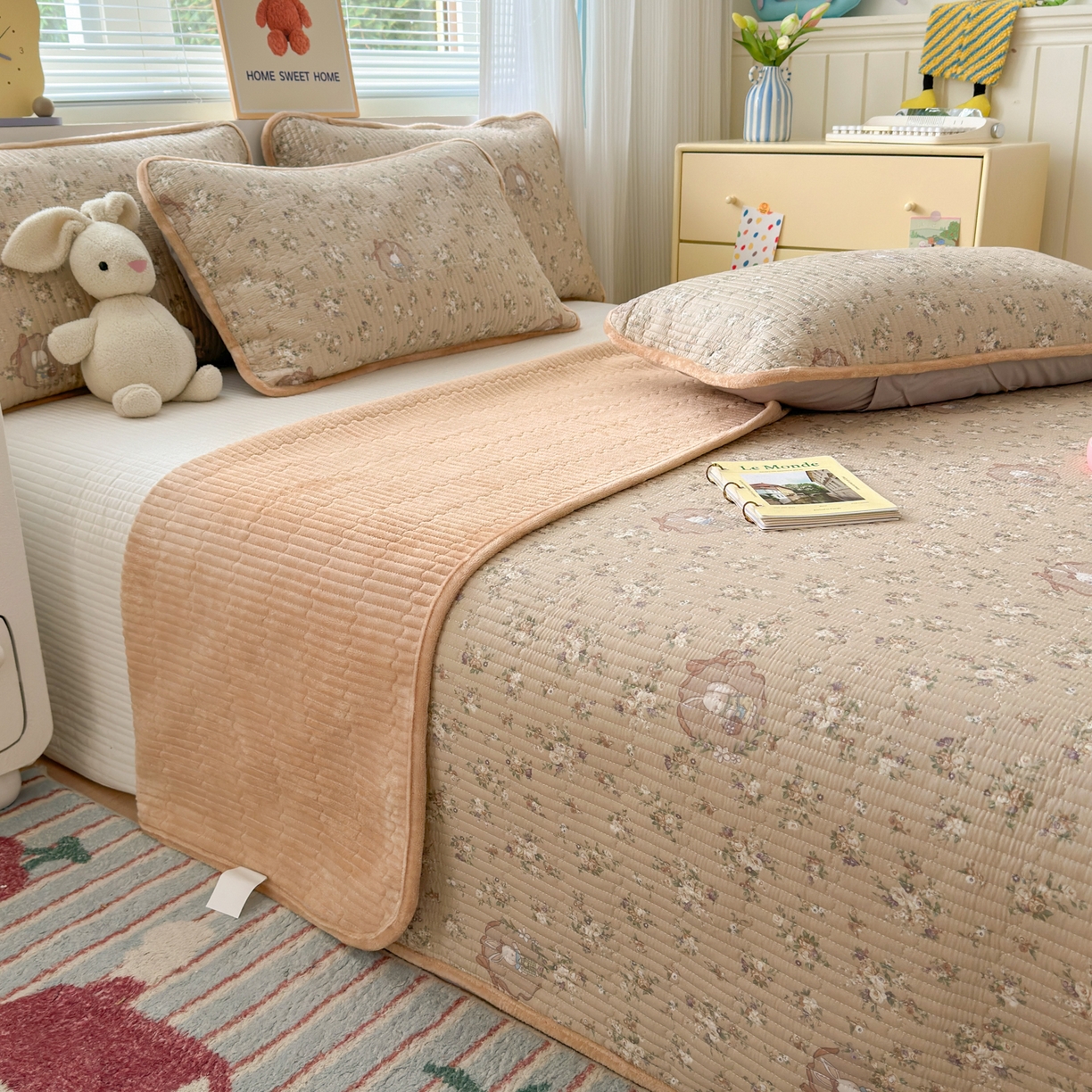 91家纺网 家纺一手货源 找家纺 Sweet dreams甜梦 2025新款牛奶绒全棉床盖三件套 奶茶兔